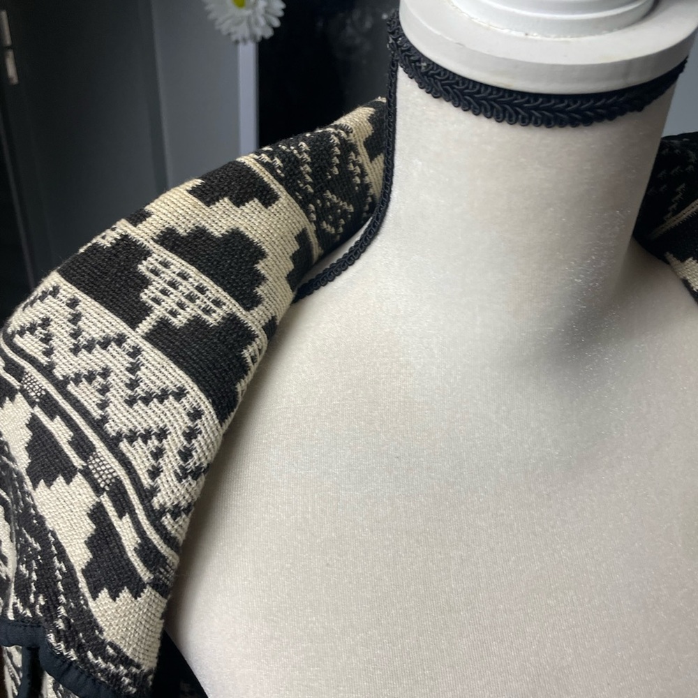 Black And Cream Patterned Jacket - image 6